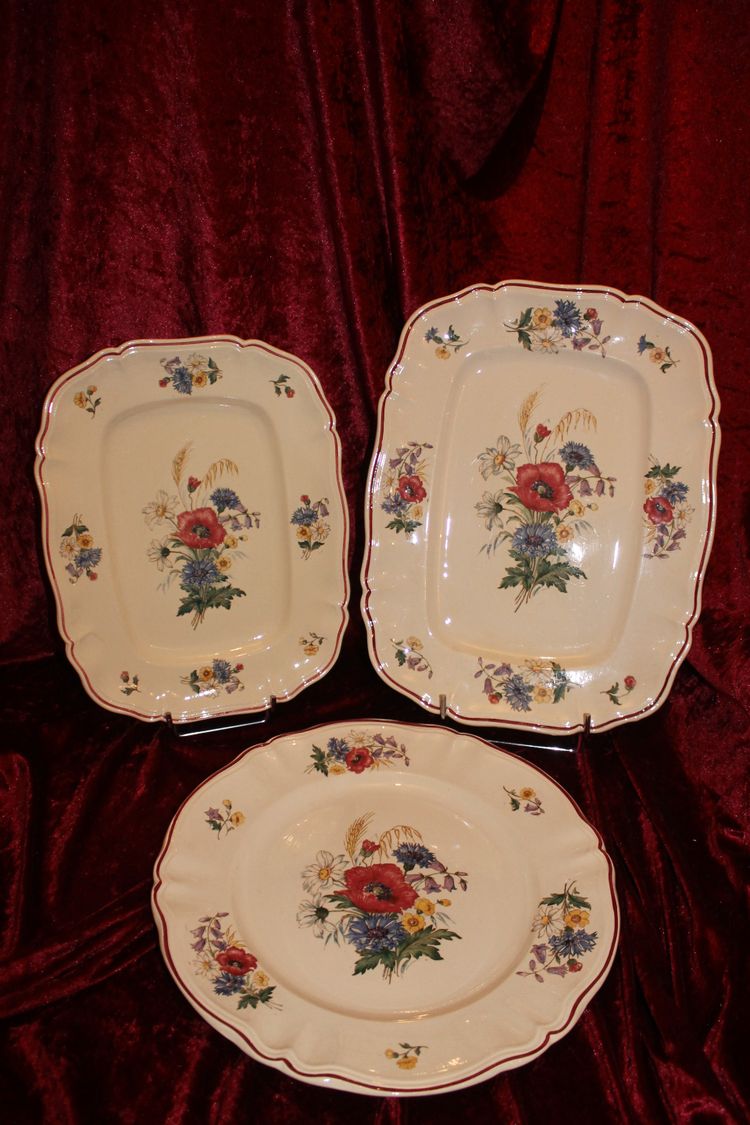 Sarreguemines earthenware dinner service with rustic decor and large bouquet, early 20th century