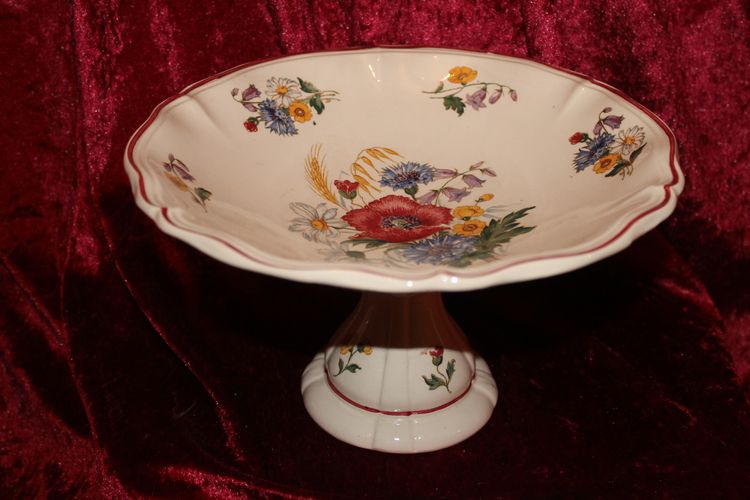 Sarreguemines earthenware dinner service with rustic decor and large bouquet, early 20th century