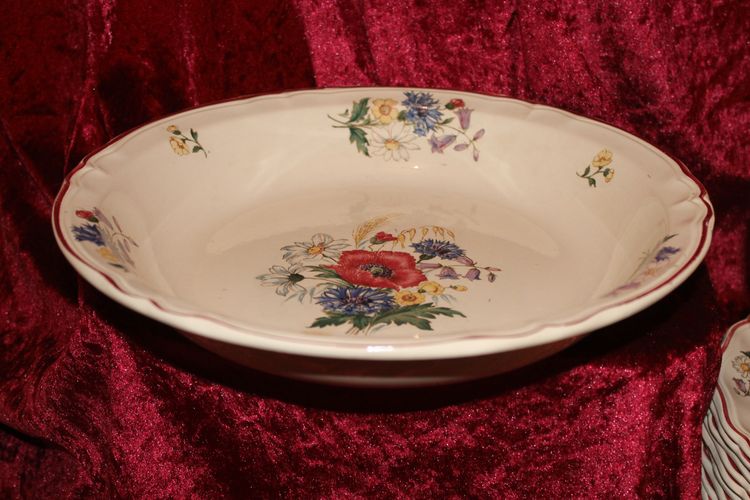 Sarreguemines earthenware dinner service with rustic decor and large bouquet, early 20th century