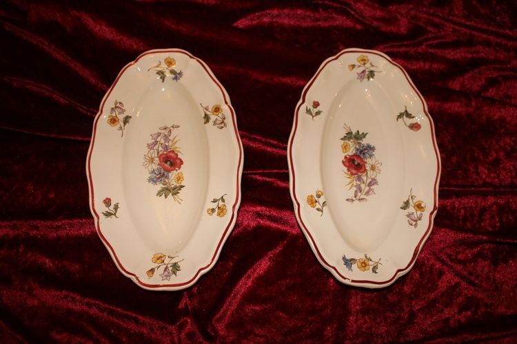 Sarreguemines earthenware dinner service with rustic decor and large bouquet, early 20th century
