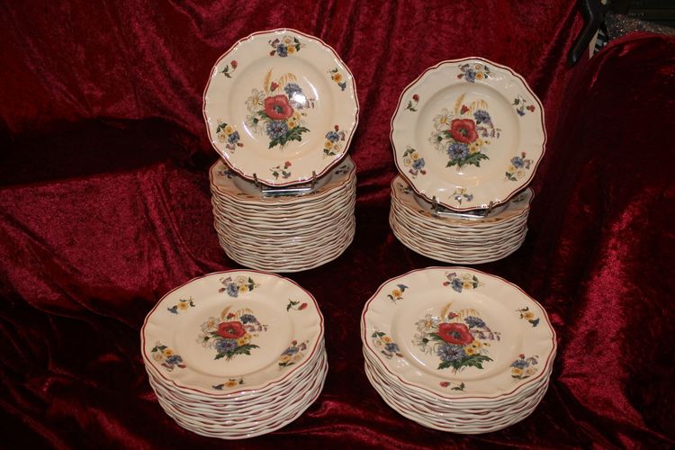 Sarreguemines earthenware dinner service with rustic decor and large bouquet, early 20th century