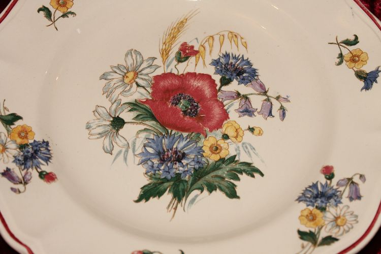 Sarreguemines earthenware dinner service with rustic decor and large bouquet, early 20th century