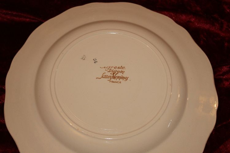Sarreguemines earthenware dinner service with rustic decor and large bouquet, early 20th century