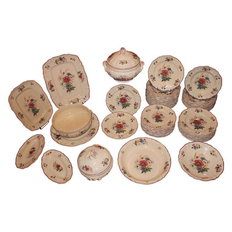Sarreguemines earthenware dinner service with rustic decor and large bouquet, early 20th century