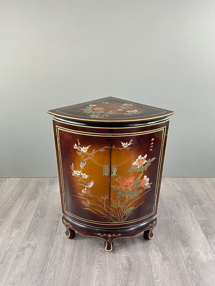 Meuble d’angle laqué, décor floral et oiseaux – Asie, XXe siècle