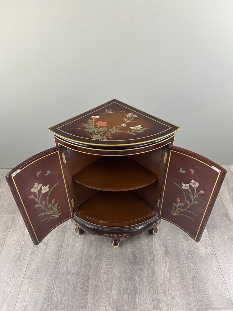 Meuble d’angle laqué, décor floral et oiseaux – Asie, XXe siècle