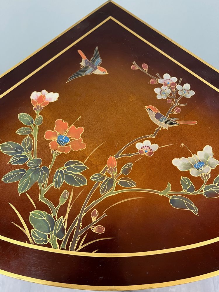 Meuble d’angle laqué, décor floral et oiseaux – Asie, XXe siècle
