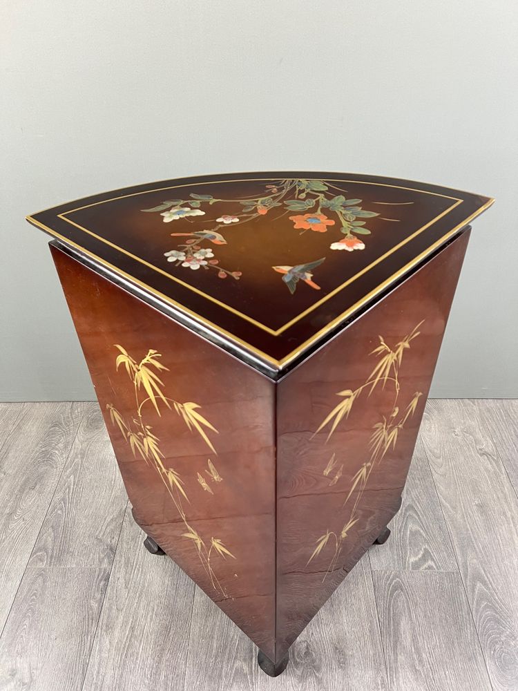 Meuble d’angle laqué, décor floral et oiseaux – Asie, XXe siècle