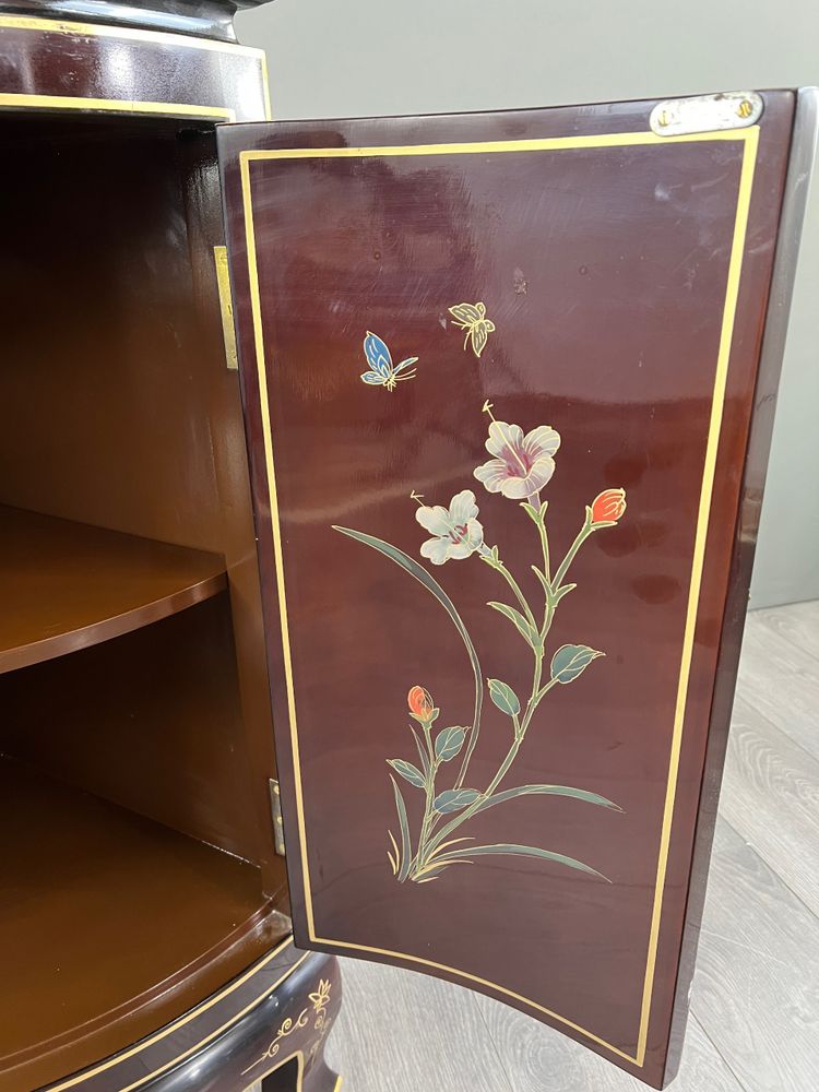 Meuble d’angle laqué, décor floral et oiseaux – Asie, XXe siècle