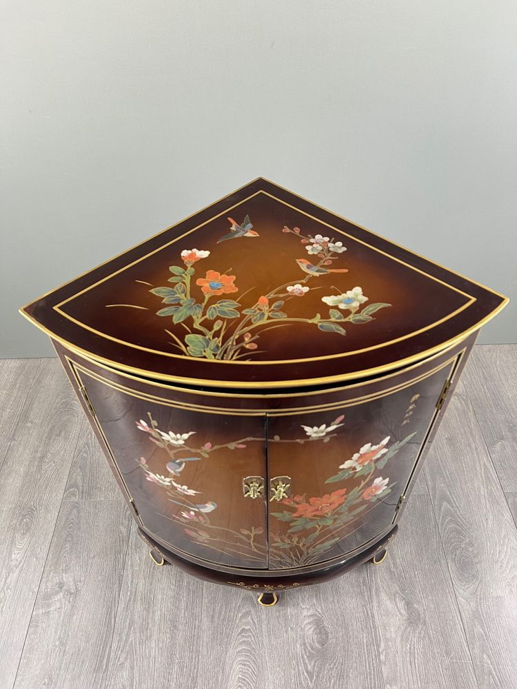 Meuble d’angle laqué, décor floral et oiseaux – Asie, XXe siècle