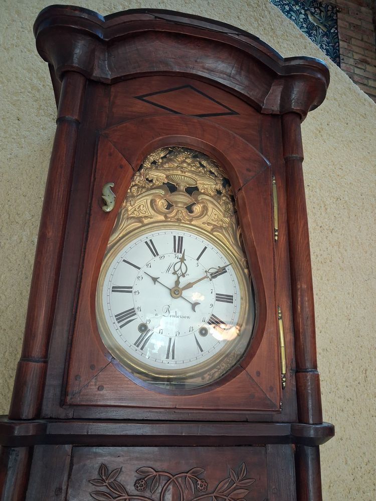 Standuhr aus dem 19. Jahrhundert 