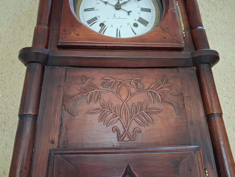 Standuhr aus dem 19. Jahrhundert 