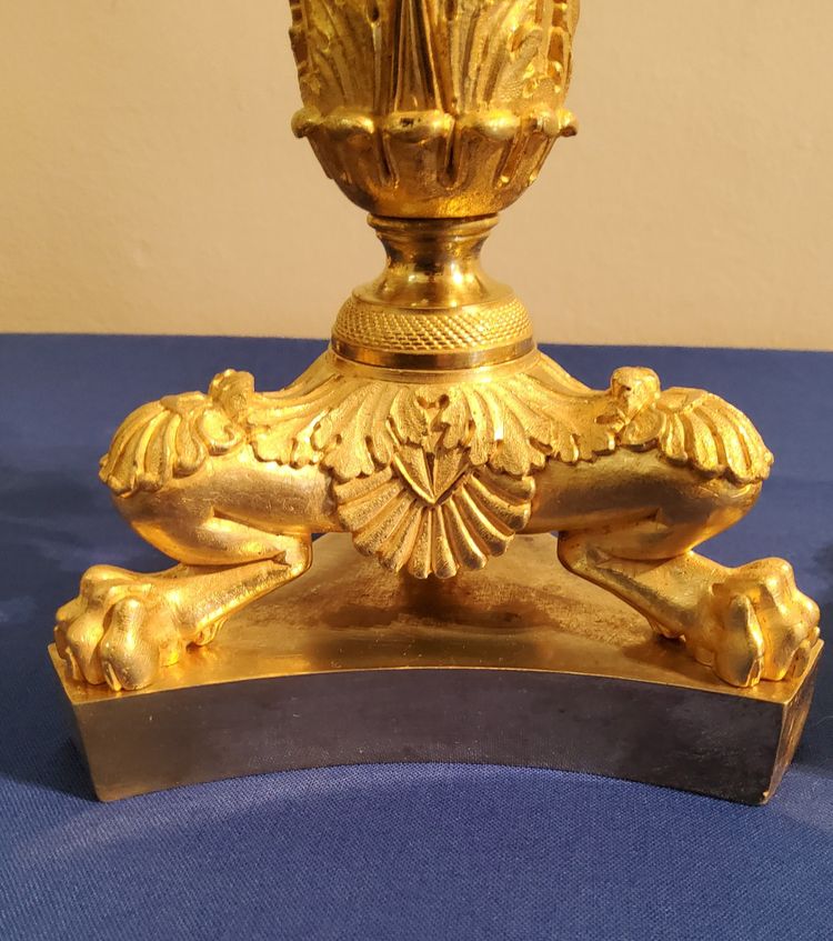Coppia di candelabri del XIX secolo in bronzo cesellato e dorato, decorati con zampe di leone.