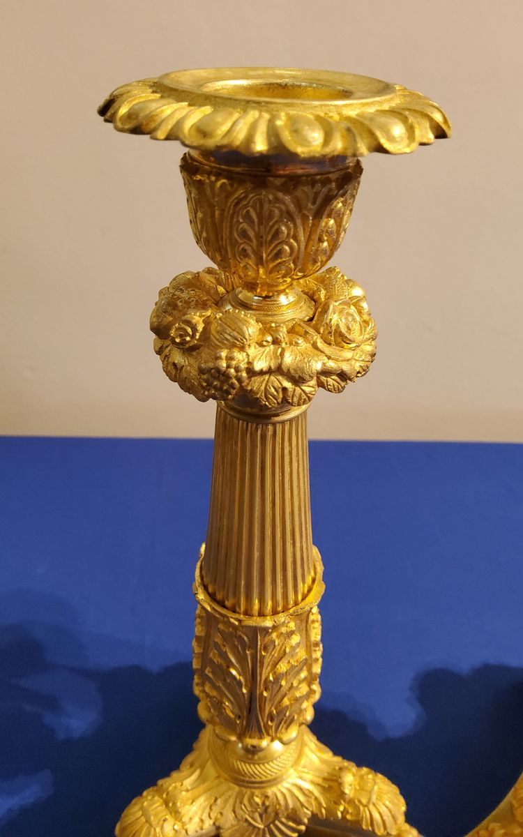 Coppia di candelabri del XIX secolo in bronzo cesellato e dorato, decorati con zampe di leone.