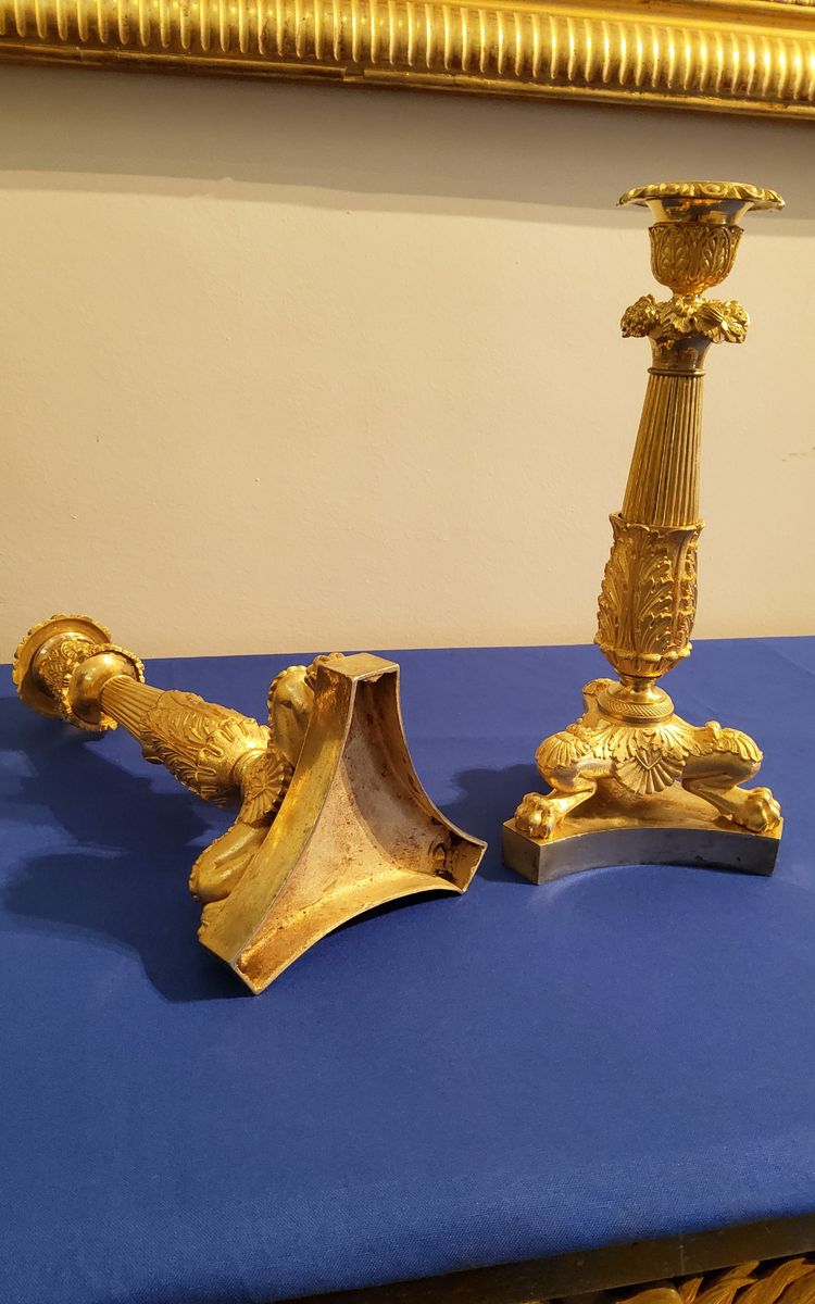 Coppia di candelabri del XIX secolo in bronzo cesellato e dorato, decorati con zampe di leone.
