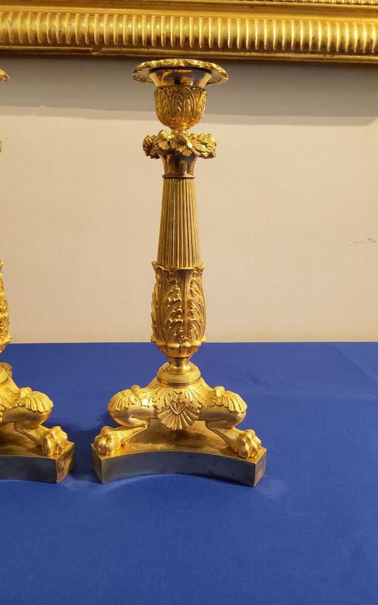 Coppia di candelabri del XIX secolo in bronzo cesellato e dorato, decorati con zampe di leone.