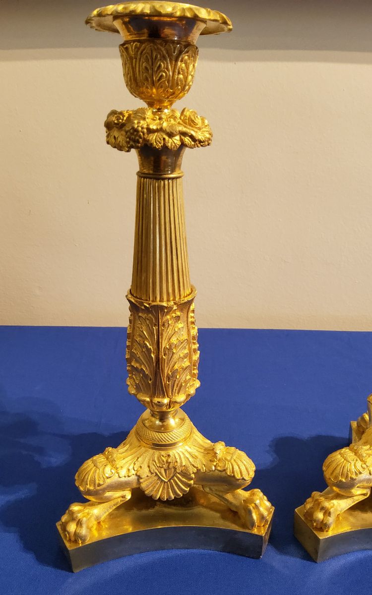 Coppia di candelabri del XIX secolo in bronzo cesellato e dorato, decorati con zampe di leone.