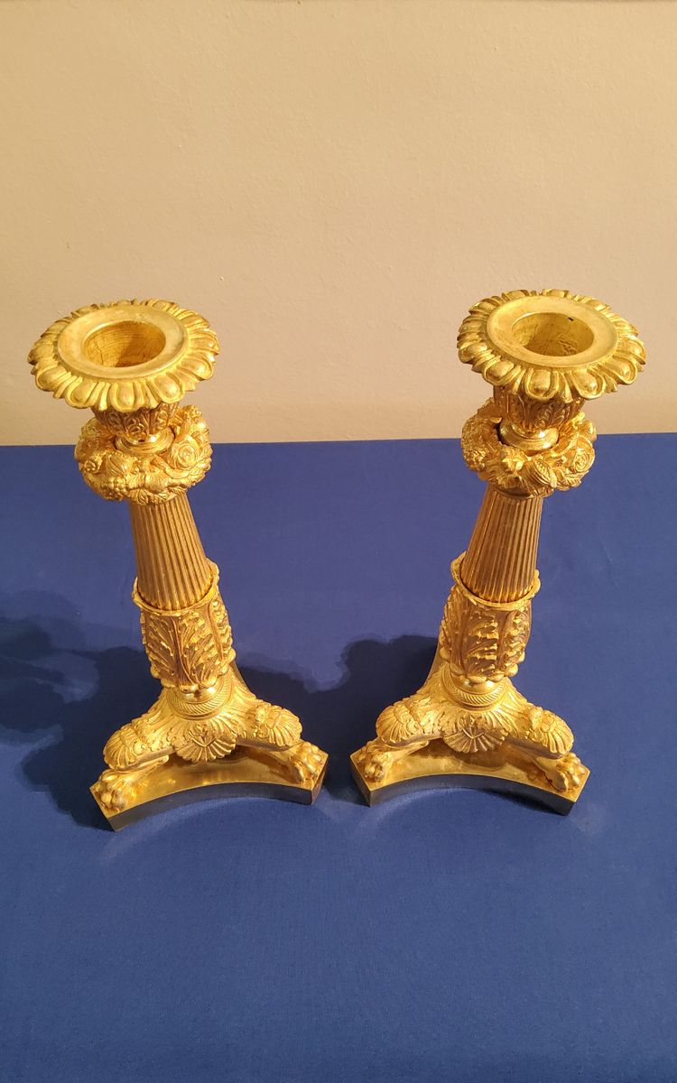 Coppia di candelabri del XIX secolo in bronzo cesellato e dorato, decorati con zampe di leone.