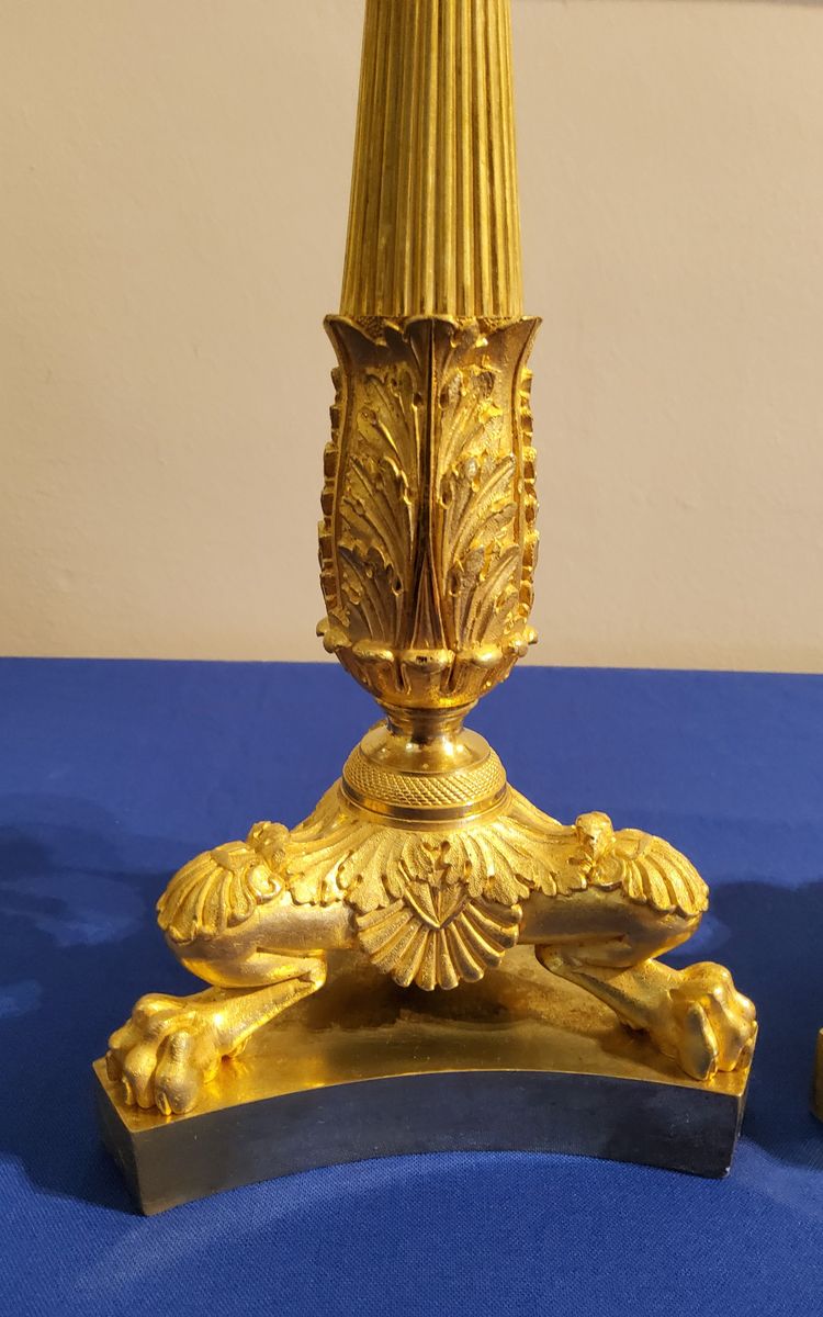 Coppia di candelabri del XIX secolo in bronzo cesellato e dorato, decorati con zampe di leone.