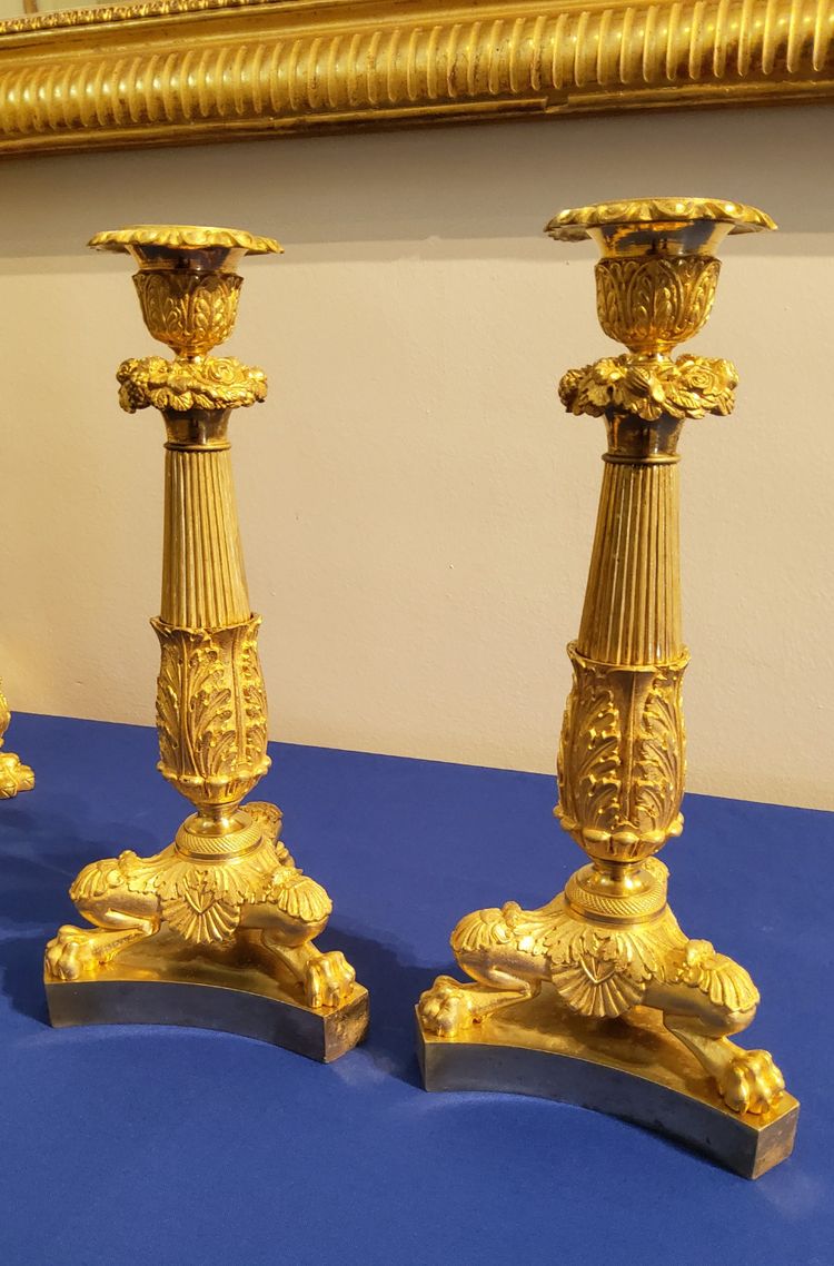 Coppia di candelabri del XIX secolo in bronzo cesellato e dorato, decorati con zampe di leone.