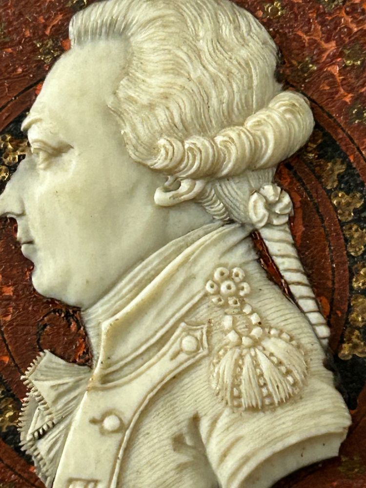 Miniatura di profilo maschile scolpita in avorio, XVIII secolo 