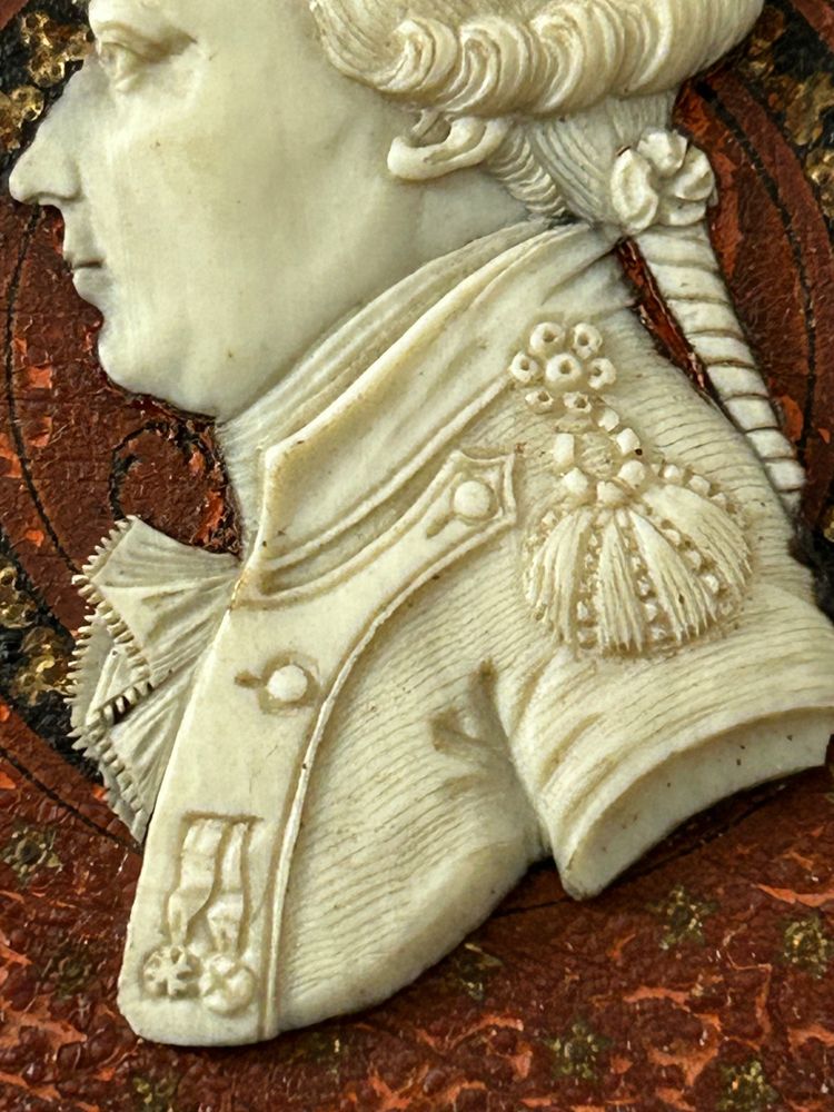 Miniatura di profilo maschile scolpita in avorio, XVIII secolo 