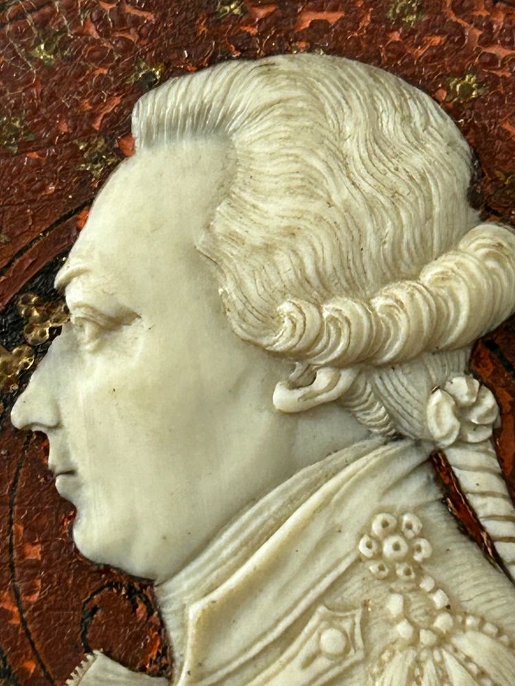 Miniatura di profilo maschile scolpita in avorio, XVIII secolo 