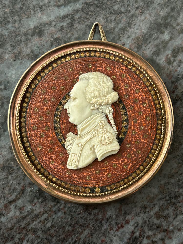 Miniatura di profilo maschile scolpita in avorio, XVIII secolo 