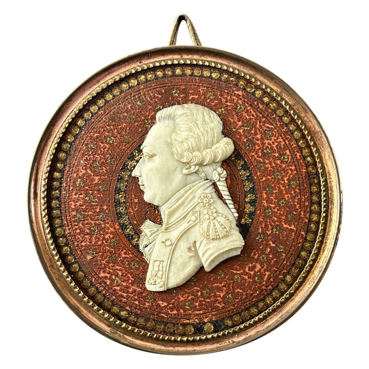 Miniatura di profilo maschile scolpita in avorio, XVIII secolo 