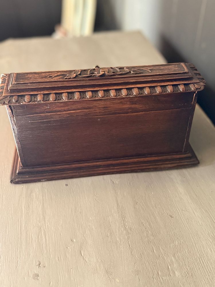 Écritoire datant du 19e siècle joliment sculpté 