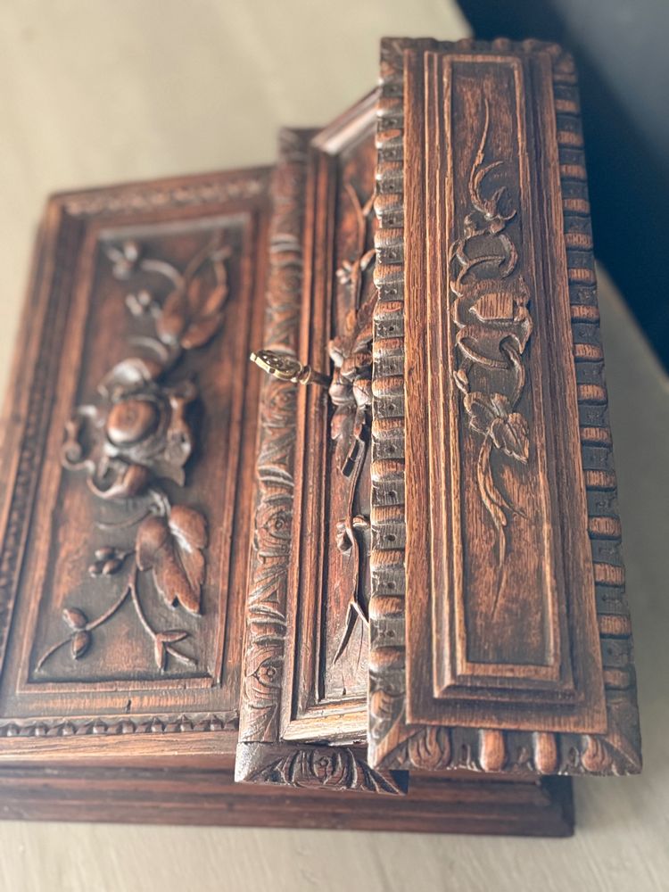 Écritoire datant du 19e siècle joliment sculpté 