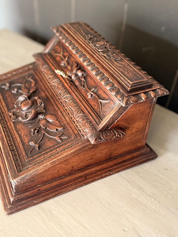 Écritoire datant du 19e siècle joliment sculpté 