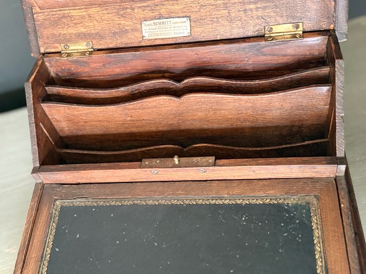 Écritoire datant du 19e siècle joliment sculpté 