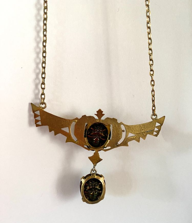Collana in stile Art Nouveau. Scarabei e metallo dorato. Egittomania. 