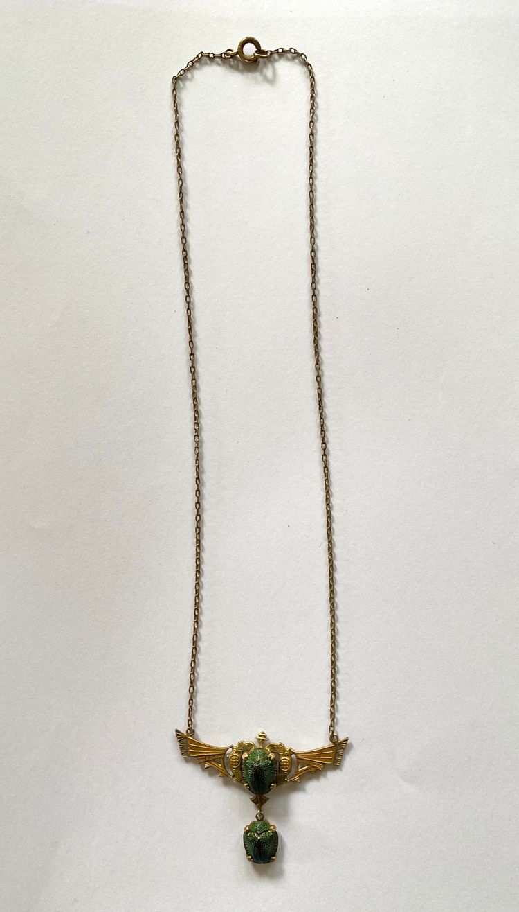 Collana in stile Art Nouveau. Scarabei e metallo dorato. Egittomania. 