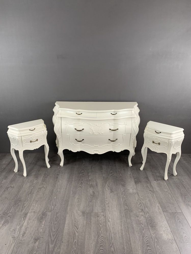 Ensemble de chambre de style Louis XV – Commode et deux chevets – XXe siècle