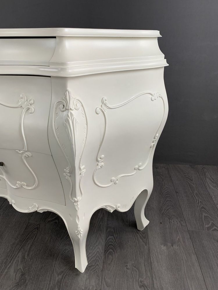 Ensemble de chambre de style Louis XV – Commode et deux chevets – XXe siècle