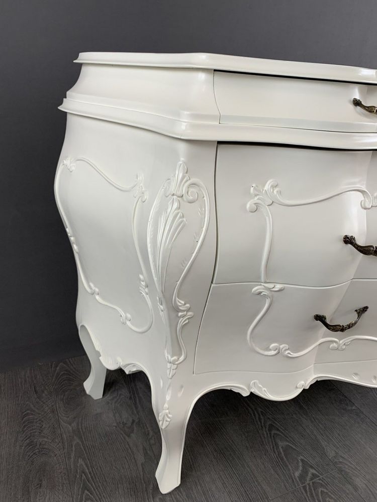 Ensemble de chambre de style Louis XV – Commode et deux chevets – XXe siècle