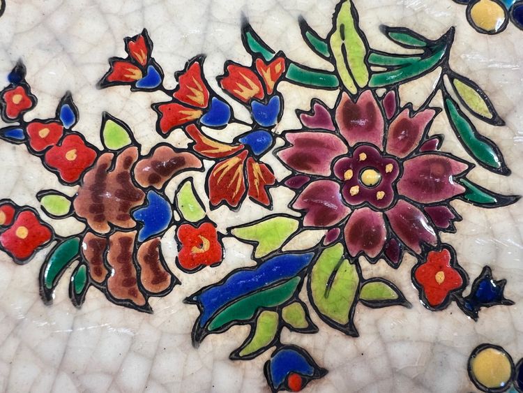 Piatto per torta smaltato Longwy – decorazione floreale policroma – circa 1950