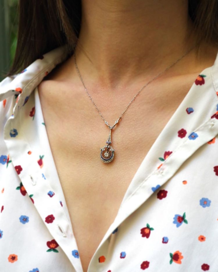 Collier Belle Epoque saphirs en platine et or 18k, collier diamants, collier ancien