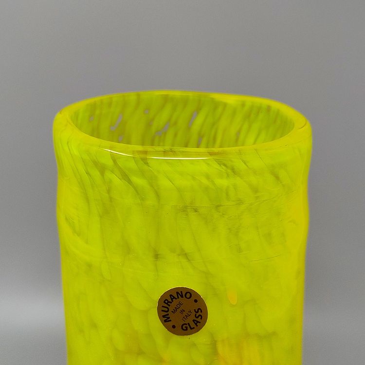 Vaso di lusso giallo anni '70, realizzato a mano in vetro di Murano dal Maestro del Vetro. Prodotto in Italia.