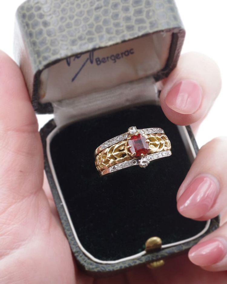 Anello in stile Art Nouveau con granato e vischio in oro 18k e platino, granato hessonite e diamante, anello antico