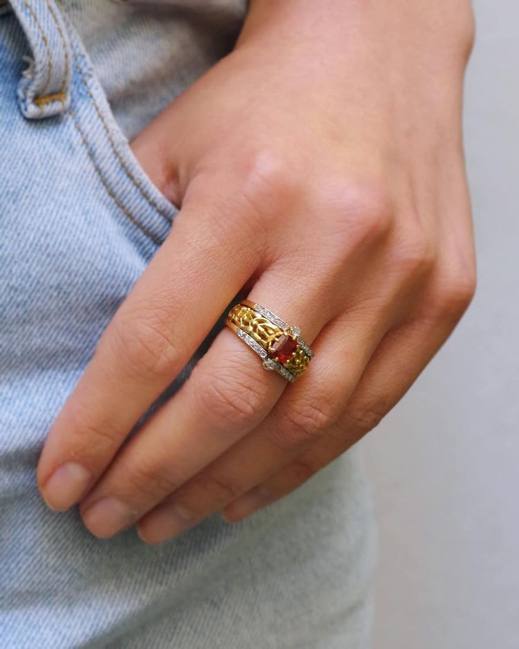 Anello in stile Art Nouveau con granato e vischio in oro 18k e platino, granato hessonite e diamante, anello antico