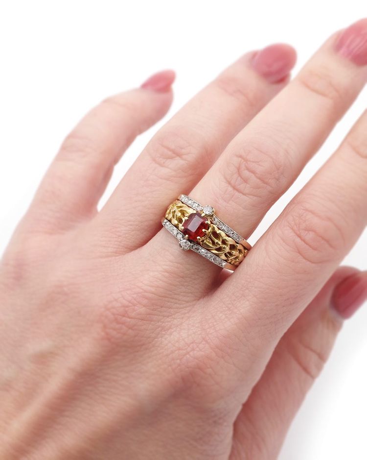 Anello in stile Art Nouveau con granato e vischio in oro 18k e platino, granato hessonite e diamante, anello antico