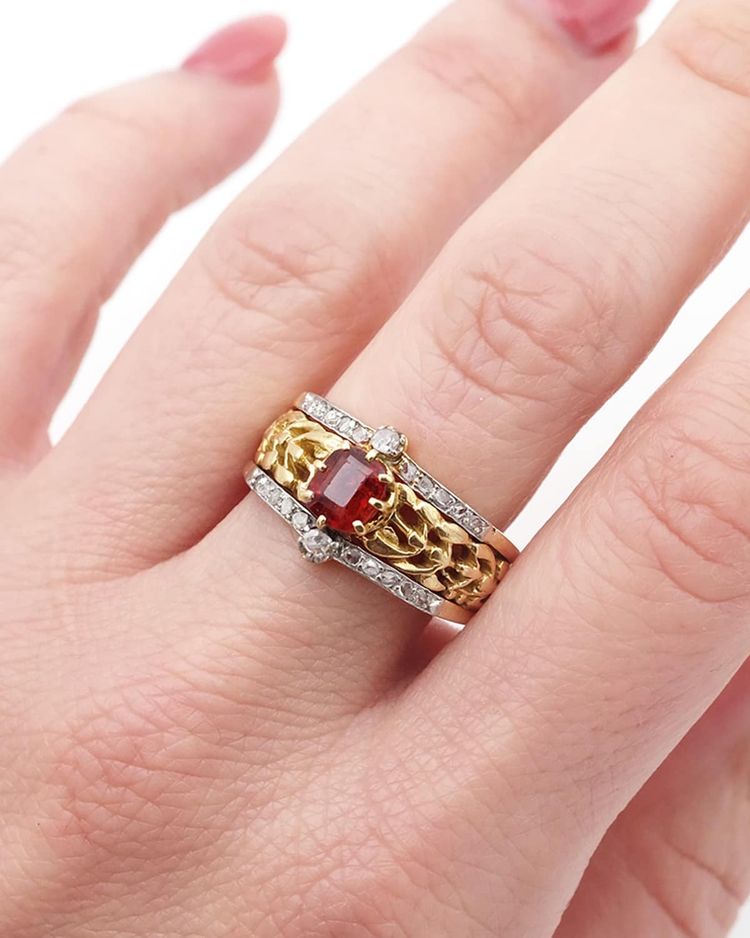 Anello in stile Art Nouveau con granato e vischio in oro 18k e platino, granato hessonite e diamante, anello antico