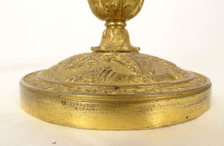 Coppia di candelieri di restauro in bronzo, flambeaux con corna e fiori in abbondanza, XIX secolo