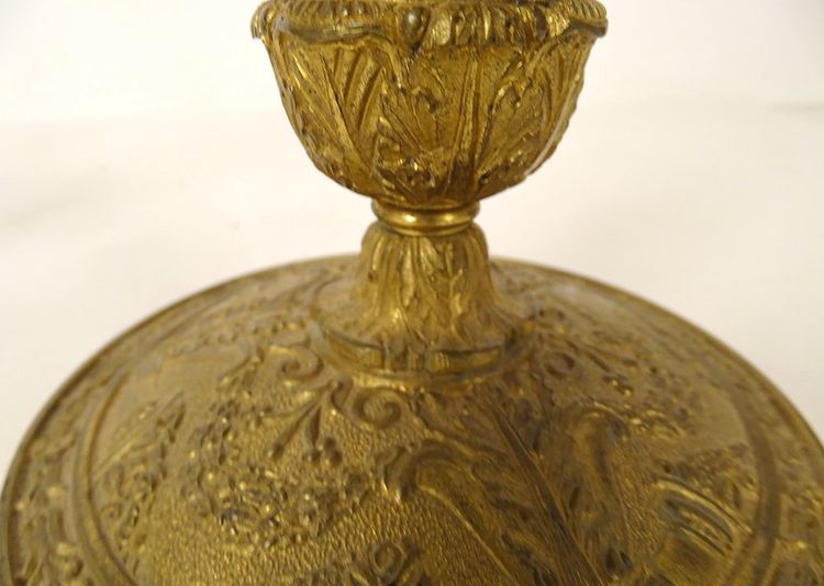 Coppia di candelieri di restauro in bronzo, flambeaux con corna e fiori in abbondanza, XIX secolo