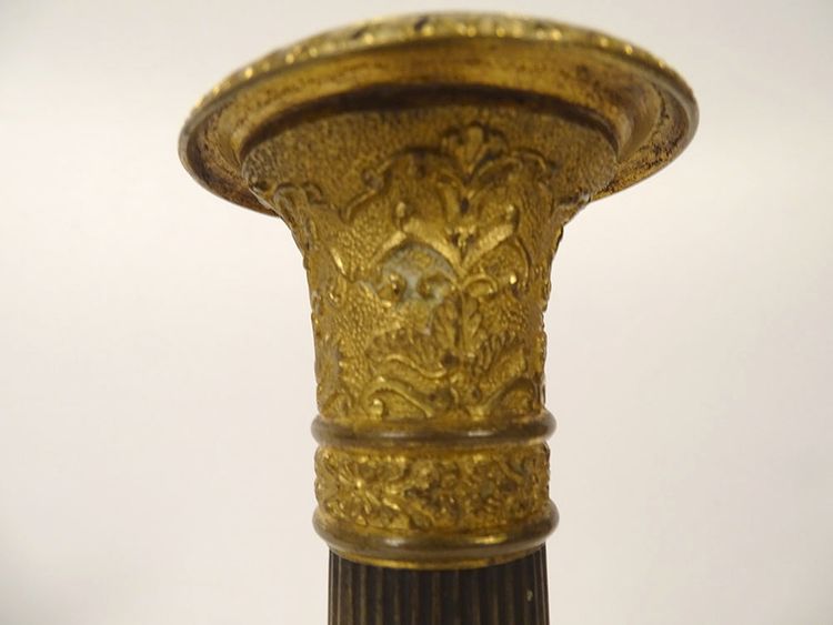 Coppia di candelieri di restauro in bronzo, flambeaux con corna e fiori in abbondanza, XIX secolo
