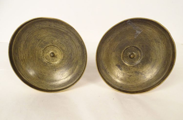 Coppia di candelieri di restauro in bronzo, flambeaux con corna e fiori in abbondanza, XIX secolo