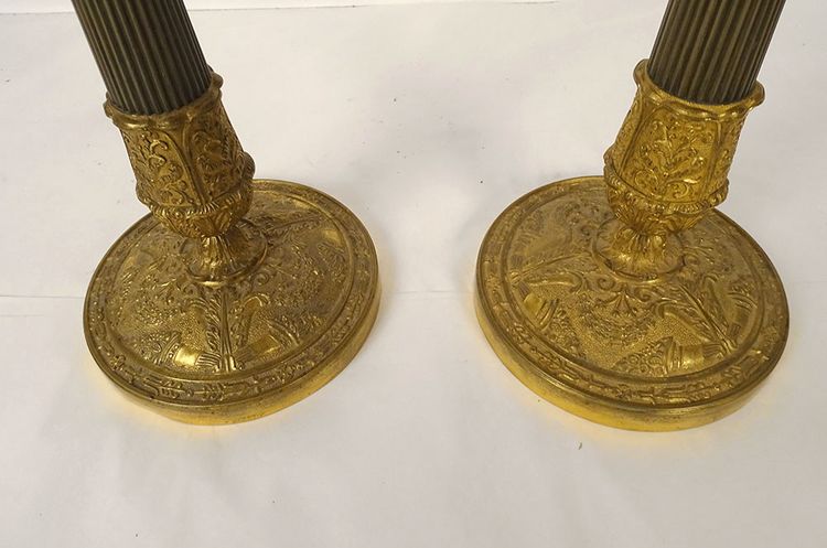 Coppia di candelieri di restauro in bronzo, flambeaux con corna e fiori in abbondanza, XIX secolo
